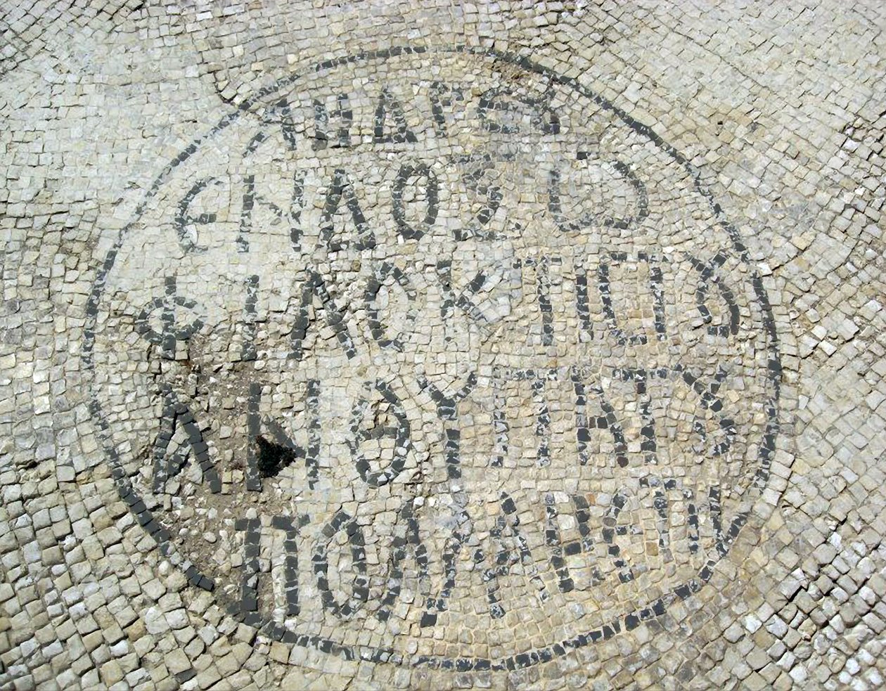 Griekse inscriptie van een Byzantijnse mozaïekvloer in Caesarea, Israël door Byzantine Byzantine