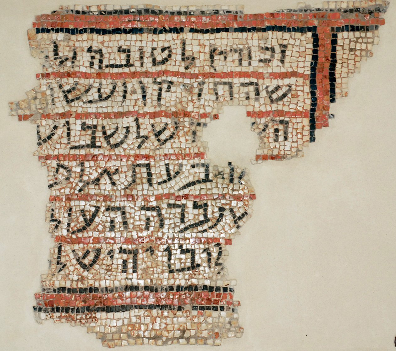 Inscriptie ter ere van de schenker Rabbi Isai en Rabbi Yohannan de Schrijver van de Synagoge van Susya nabij Hebron, Westelijke Jordaanoever, 6e eeuw AD (mozaïek) door Byzantine Byzantine