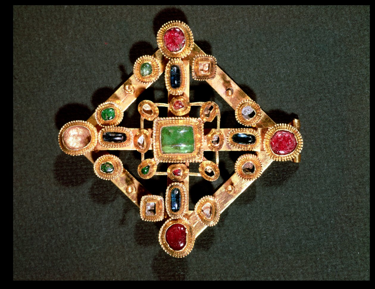 Broche in de vorm van een Griekse kruis (goud & edelstenen) door Byzantine School