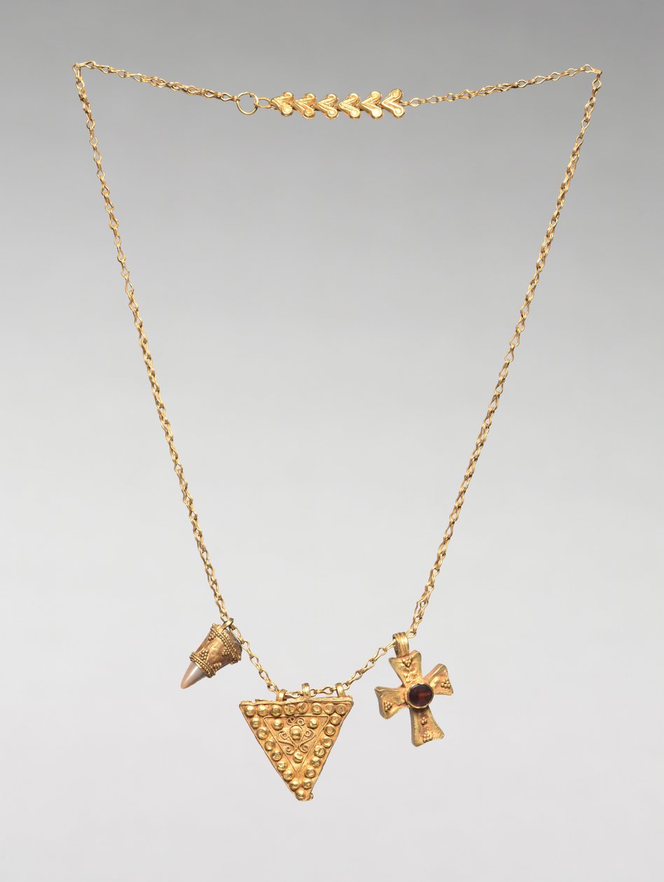 Ketting met twee hangers en een kruis, 500s door Byzantine School
