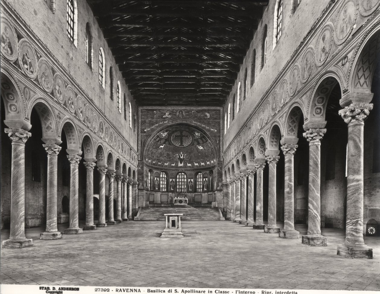 Interieur van het schip en de apsis door Byzantine School