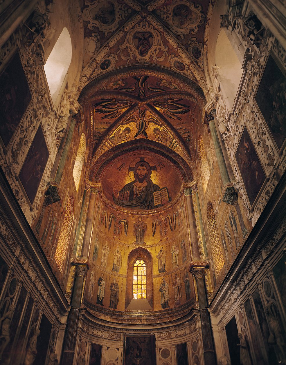 Zicht op de apsis met de Christus Pantocrator en de Maagd in Gebed Omringd door Aartsengelen en de Apostelen, 1148 door Byzantine School