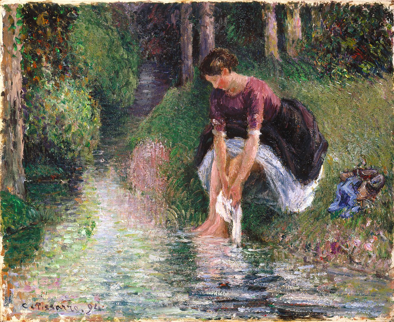 Vrouw die haar voeten wast in een beek door Camille Jacob Pissarro