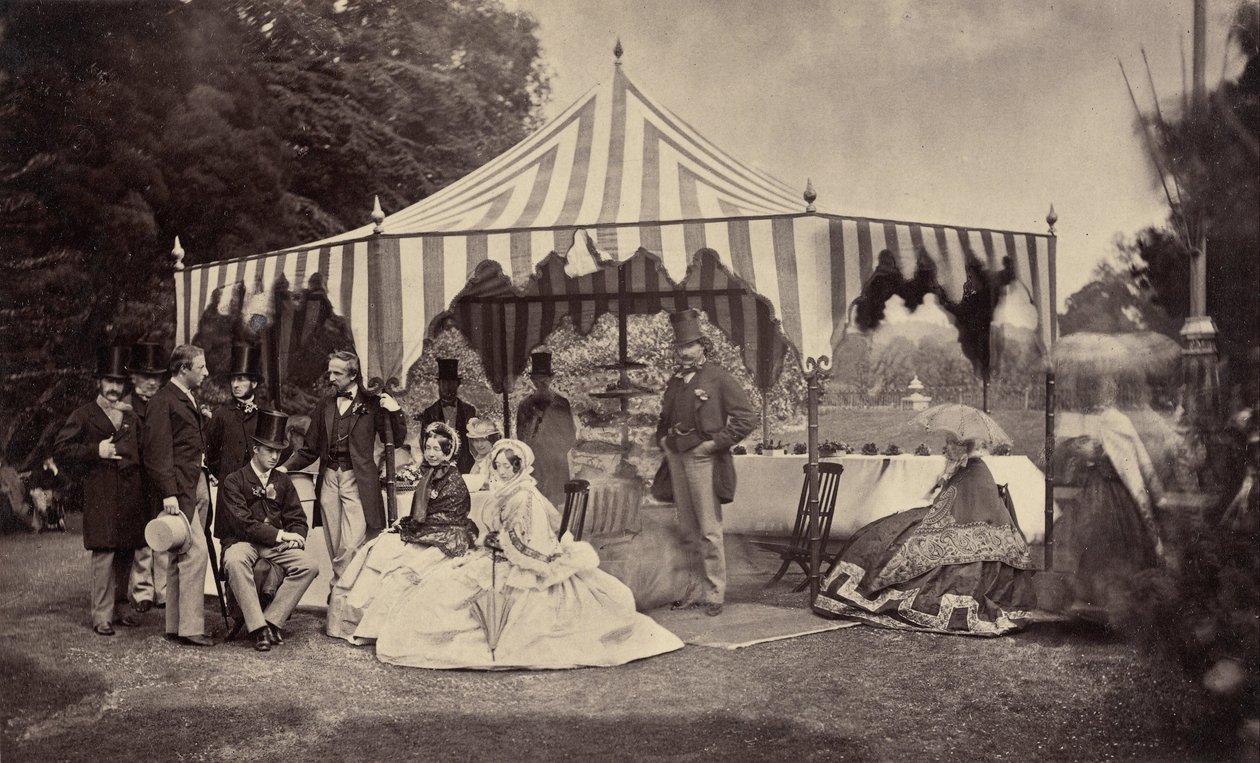 Groep goedgeklede mensen voor een buitentent door Camille Silvy