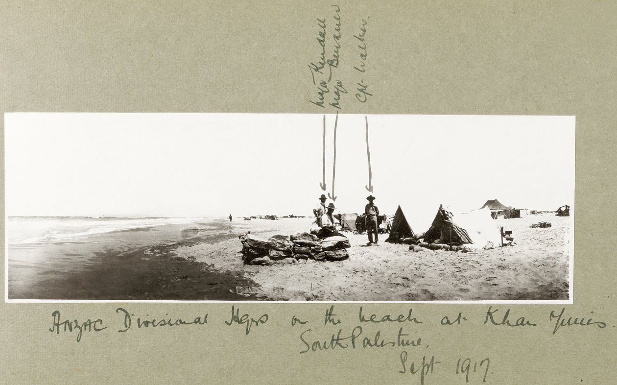 ANZAC Divisie Majors op het strand van Khan Yunis, september 1917 door Capt. Arthur Rhodes