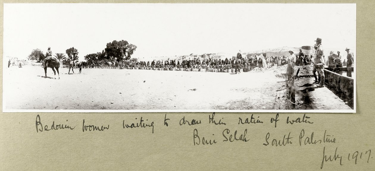 Bedoeïenen vrouwen wachten om hun water rantsoen te halen, Beni Saleh, juli 1917 door Capt. Arthur Rhodes
