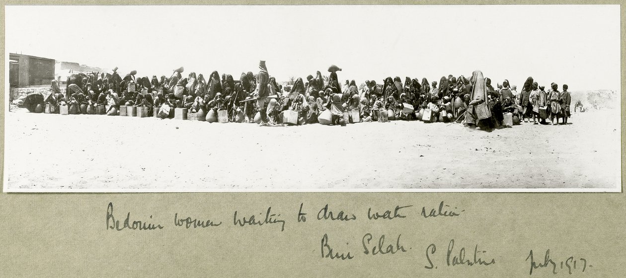 Bedoeïenen vrouwen wachten om hun water rantsoen te halen, Beni Saleh, juli 1917 door Capt. Arthur Rhodes
