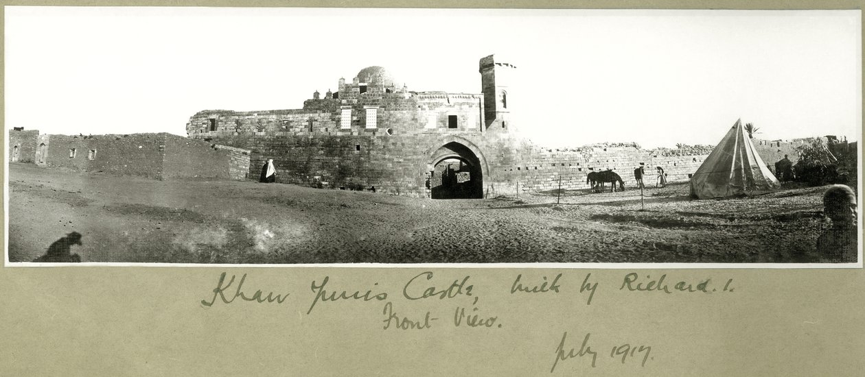 Vooraanzicht van het kasteel van Khan Yunis, gebouwd door Richard I, juli 1917 door Capt. Arthur Rhodes