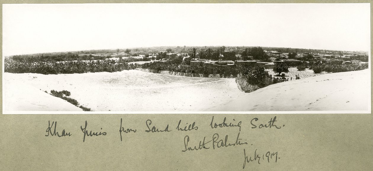 Khan Yunis vanaf zandheuvels kijkend naar het zuiden, Zuid-Palestina, juli 1917 door Capt. Arthur Rhodes