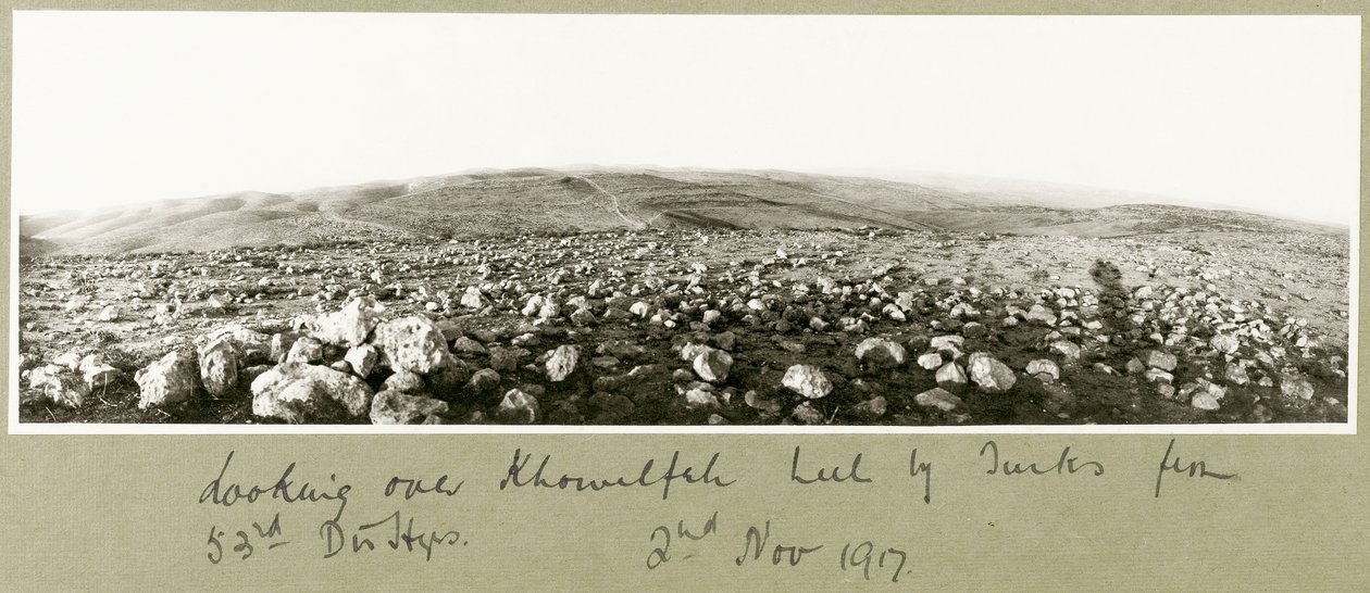 Kijkend over Khuwelfeh bezet door Turken, 2 november 1917 door Capt. Arthur Rhodes