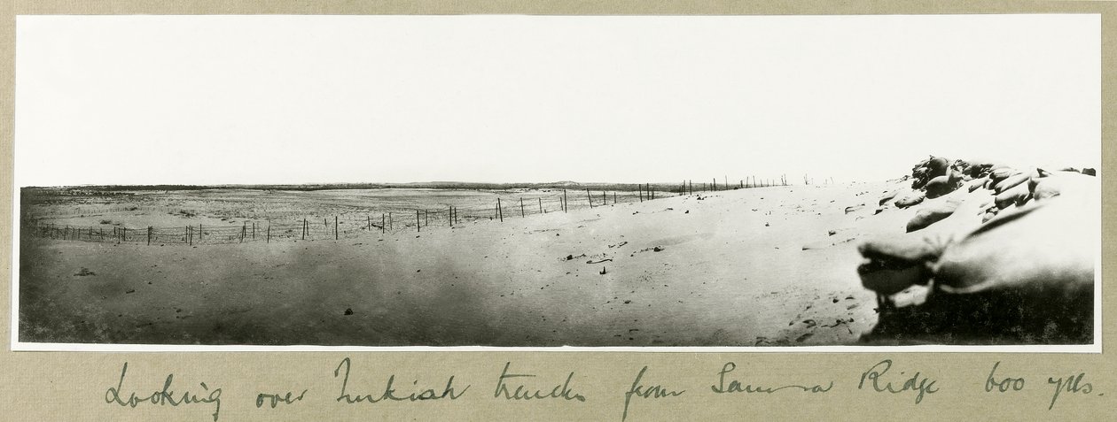Kijken over Turkse loopgraven vanaf Samson Ridge, september 1917 door Capt. Arthur Rhodes