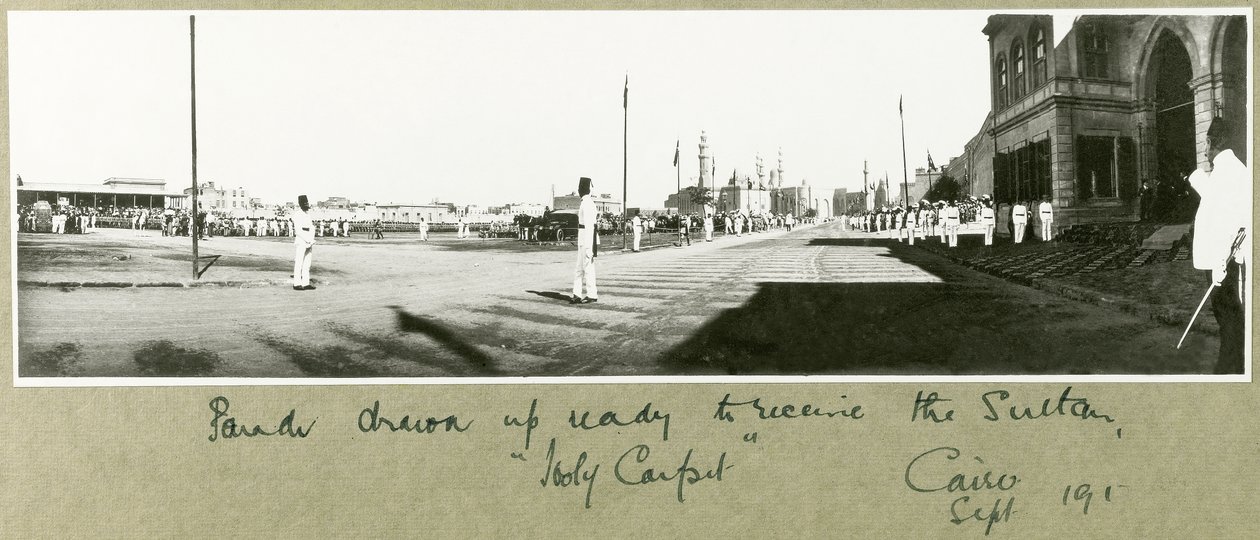 Parade opgesteld klaar om de Sultan te ontvangen, Caïro, september 1917 door Capt. Arthur Rhodes