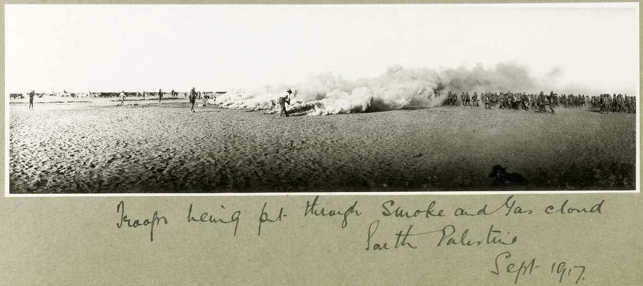 Troepen worden door rook en gaswolk geleid, Zuid-Palestina, september 1917 door Capt. Arthur Rhodes