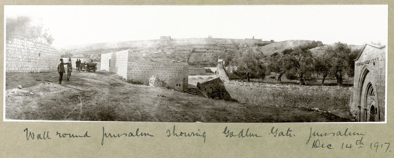 Uitzicht op de muur rond Jeruzalem met de Gouden Poort, 14 december 1917 door Capt. Arthur Rhodes