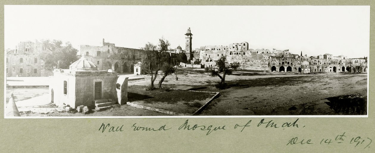 Muur rond de Moskee van Omah, 14 december 1917 door Capt. Arthur Rhodes