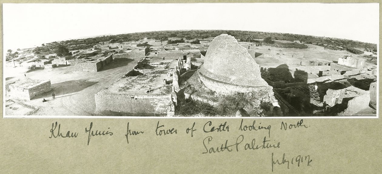 Khan Yunis vanaf de kasteeltoren, Zuid-Palestina, juli 1917 door Capt. Arthur Rhodes