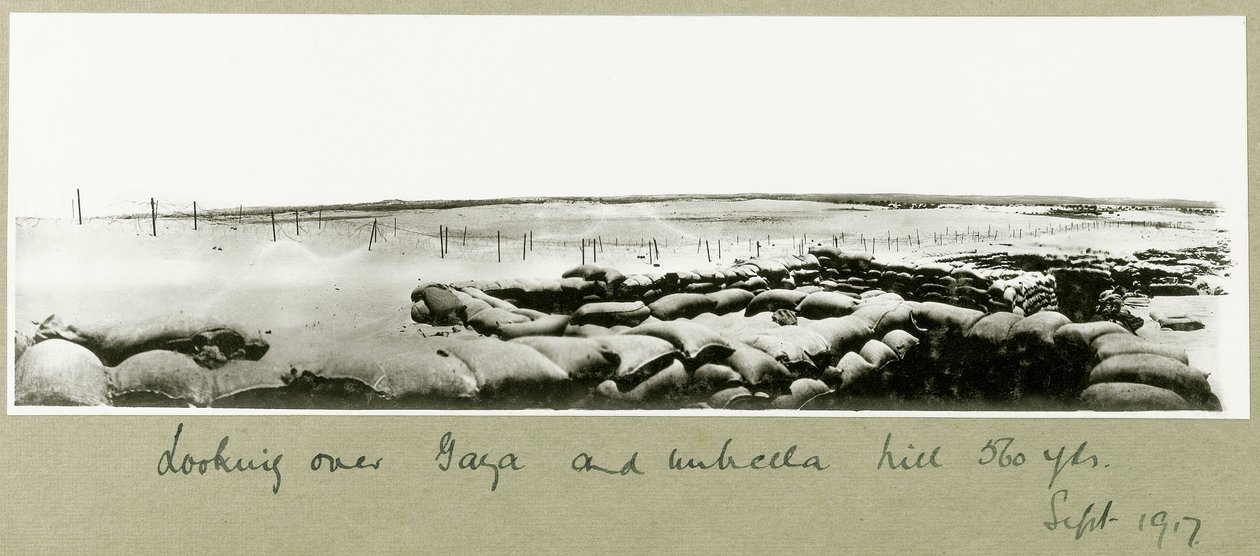 Uitzicht over Gaza en Umbrella Hill, september 1917 door Capt. Arthur Rhodes