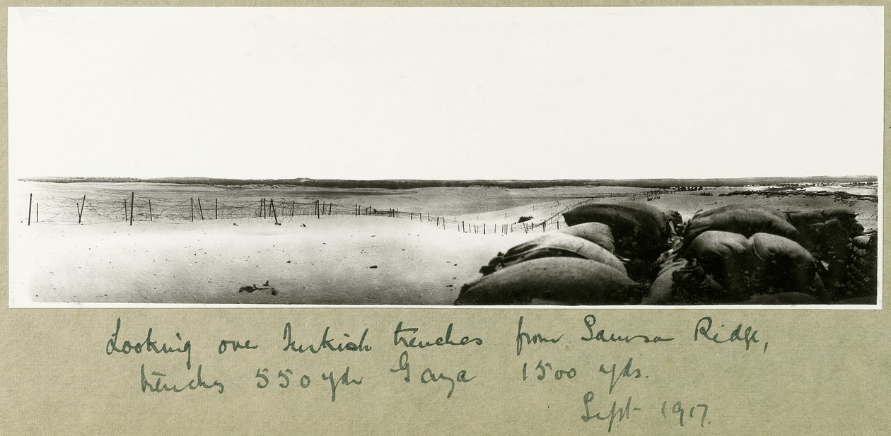 Kijkend over Turkse loopgraven vanaf Samson Ridge, september 1917 door Capt. Arthur Rhodes