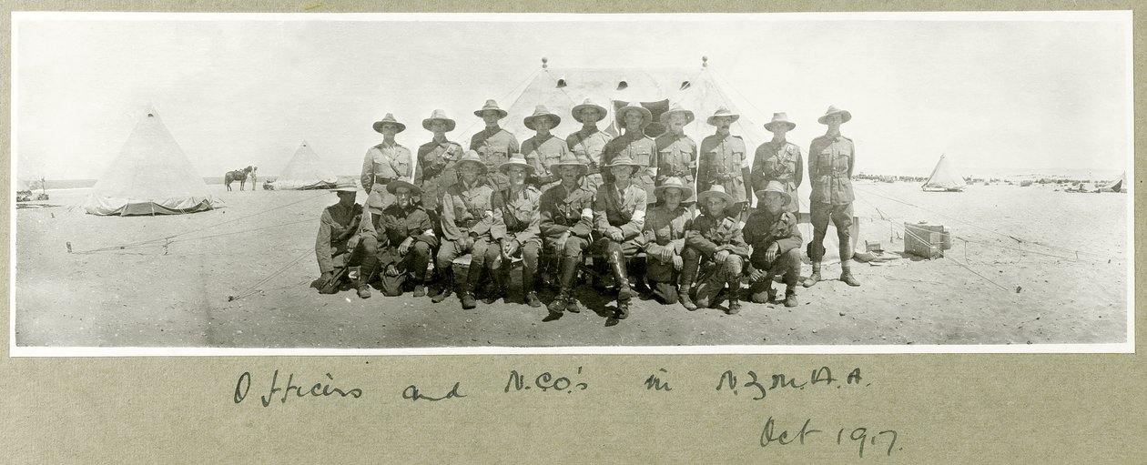 Officieren en onderofficieren in N.Z.M.A.A., oktober 1917 door Capt. Arthur Rhodes