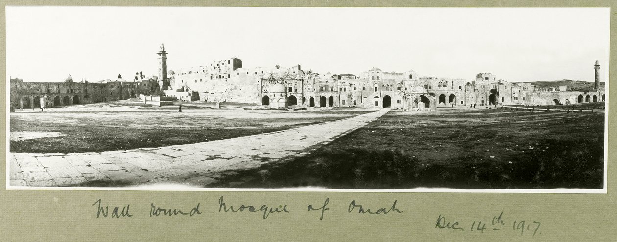 Muur rondom de moskee van Omah, 14 december 1917 door Capt. Arthur Rhodes
