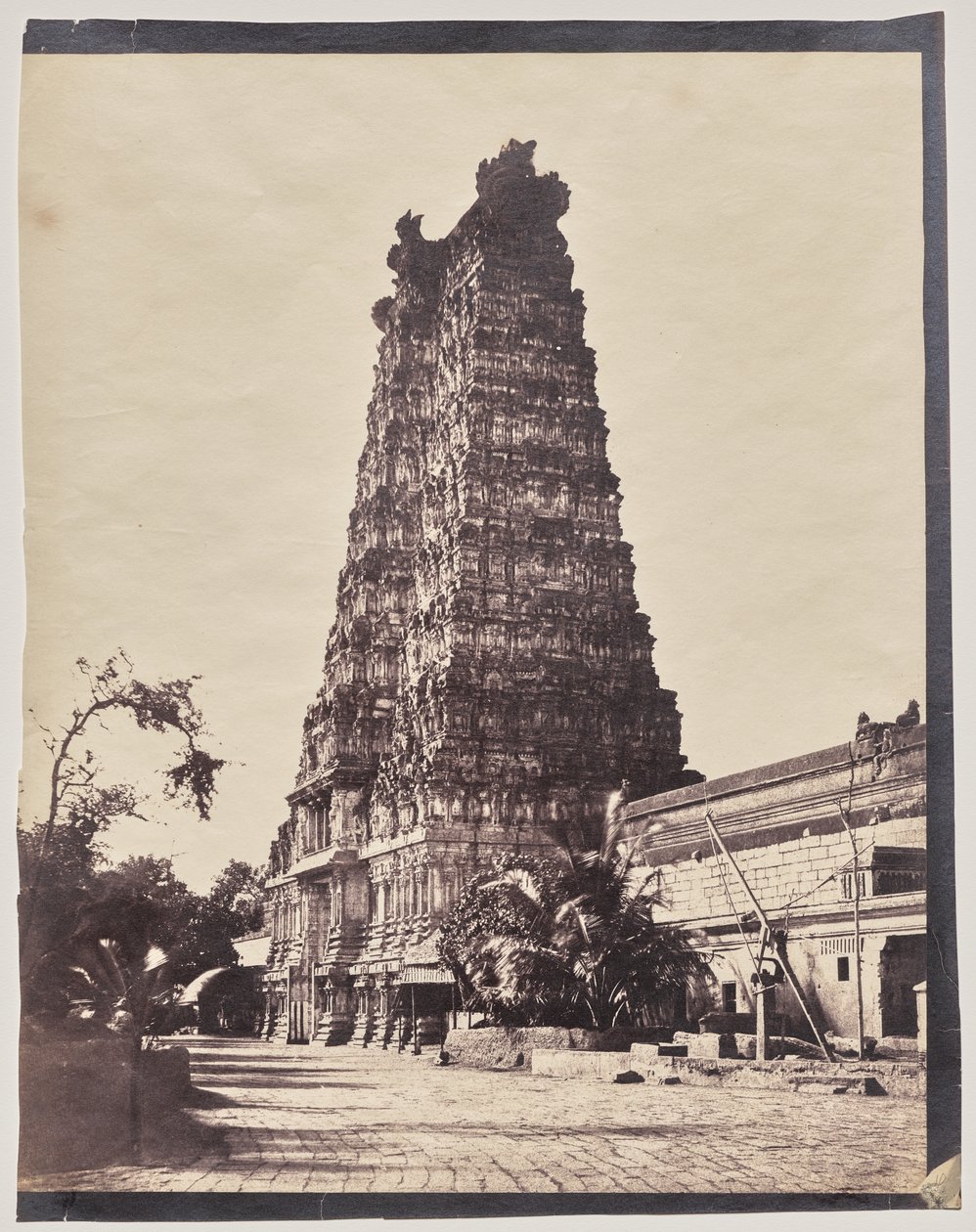 Westelijke poort (Gopuram) van de Minakshi Sundareshvara-tempel, Madurai door Captain Linnaeus Tripe
