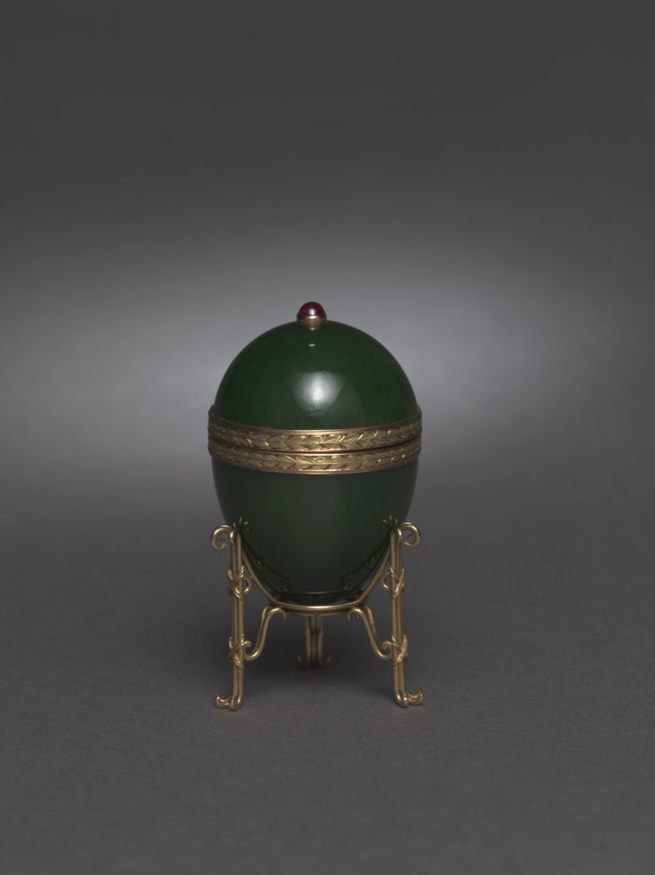 Jade ei met standaard, na 1900 door Carl Fabergé