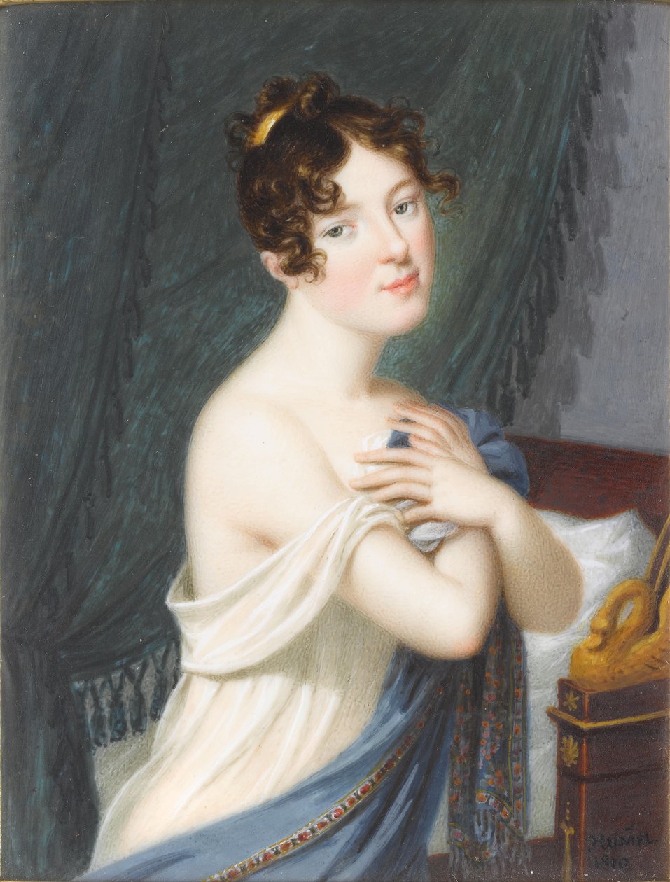 Een dame, staand voor een bed en groen gordijn, met haar witte rok en blauw geborduurde stola tegen haar borst, een gouden kam in haar gekrulde en opgestoken haar. door Carl Hummel