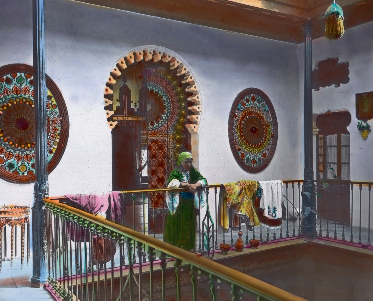 Noord-Marokko, Marokkaanse vrouw in galerij, beelddatum: circa 1910, Carl Simon Archief door Carl Simon
