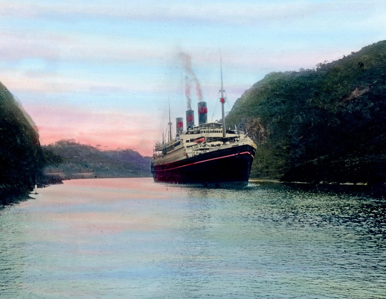 Stoomschip dat door het Panamakanaal vaart, circa 1920 door Carl Simon