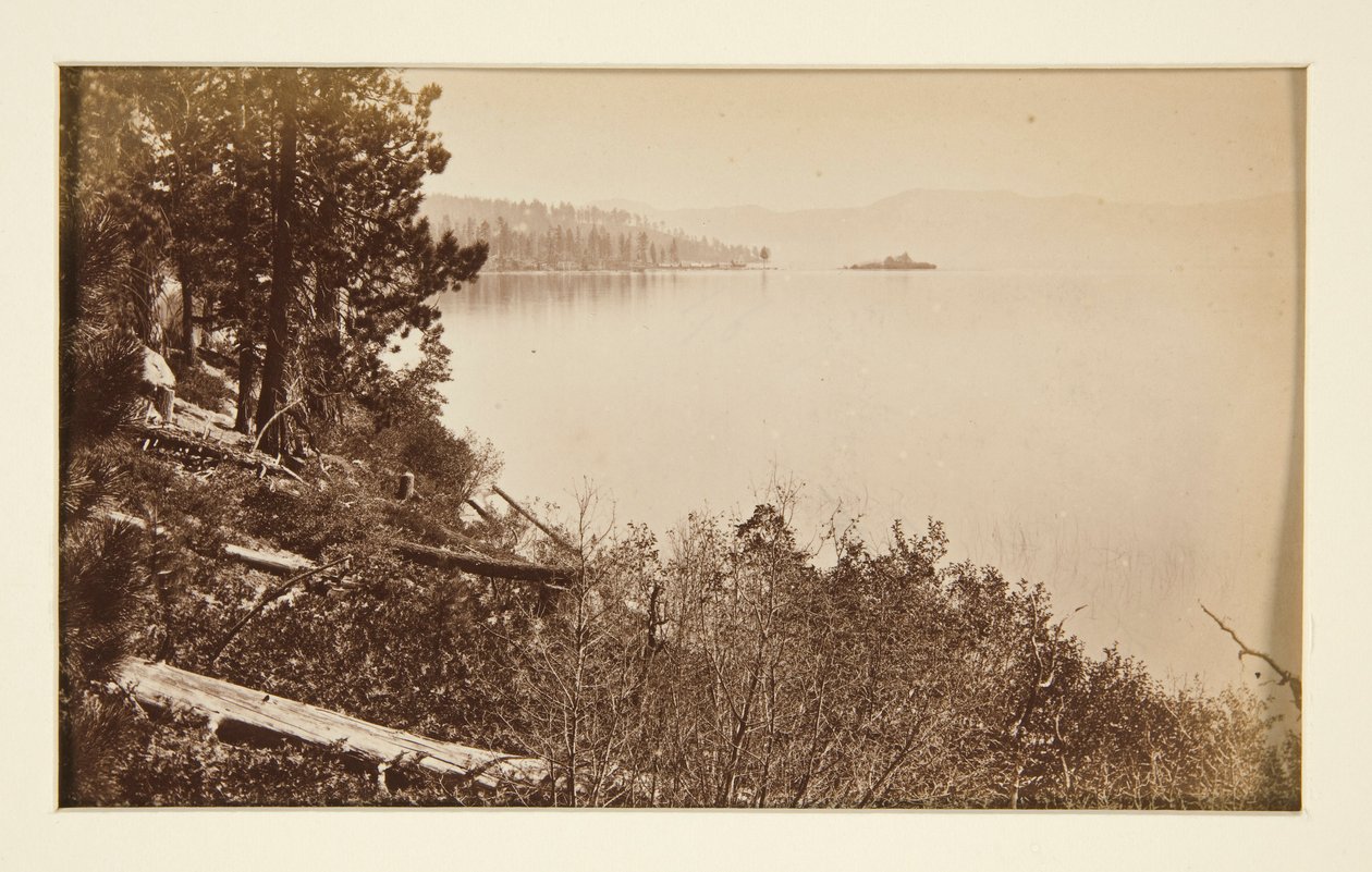 Vier spoorwegscènes en vier uitzichten op Lake Tahoe: Lake Tahoe vanaf Artist Rocks door Carleton E. Watkins