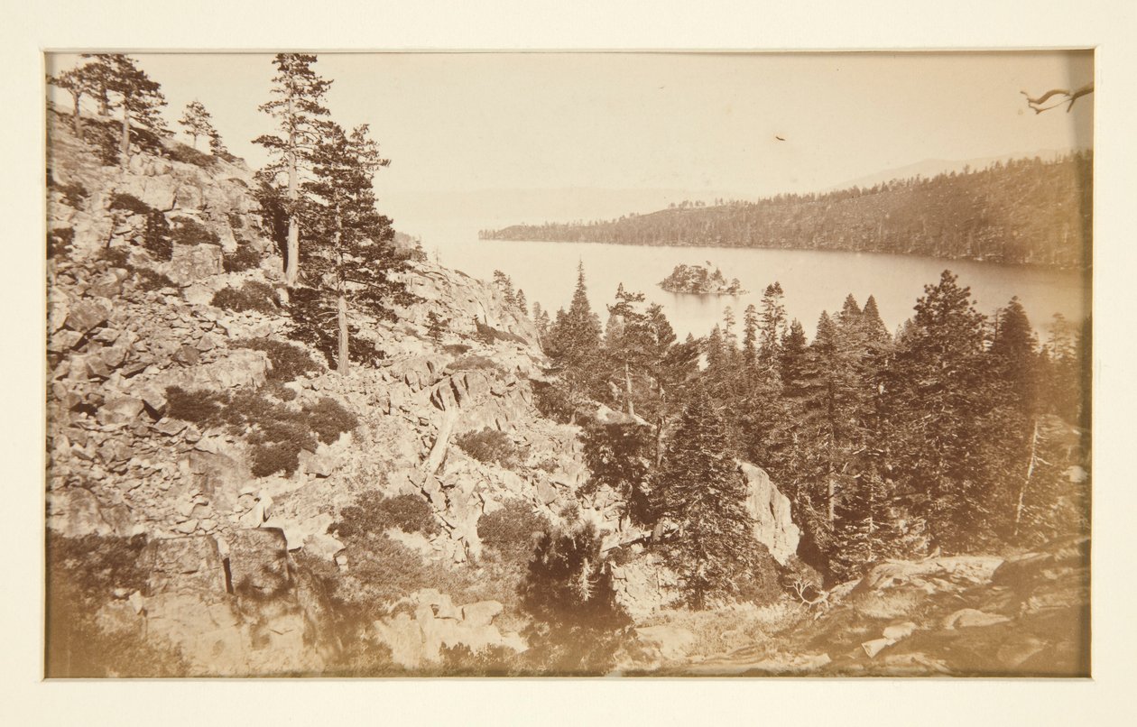 Vier Spoorscenes en vier Uitzichten op Lake Tahoe: Emerald Bay, Lake Tahoe door Carleton E. Watkins
