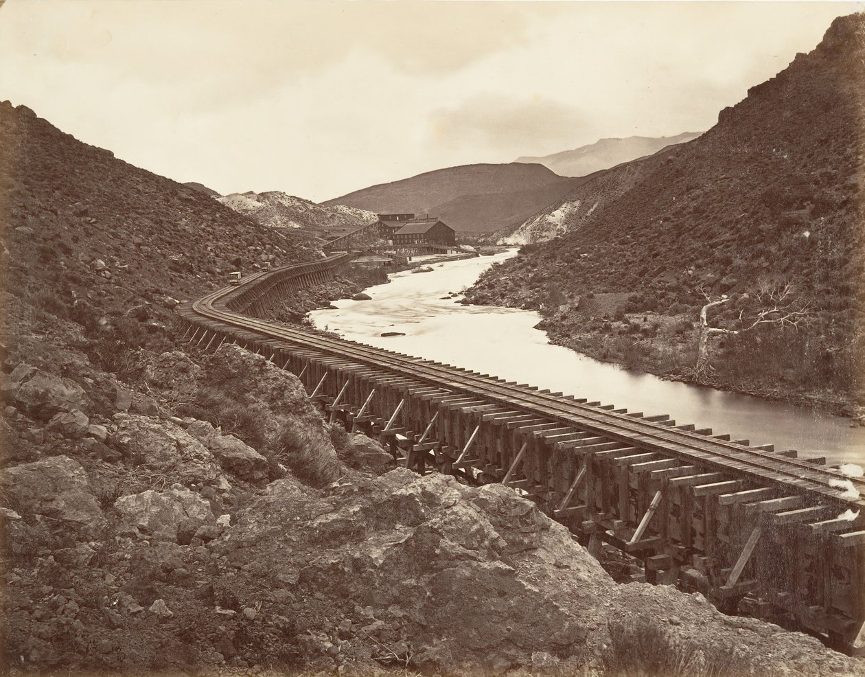 Eureka Quartz Mill en Flume, Nevada, 1875, gedrukt ca. 1876 door Carleton Emmons Watkins