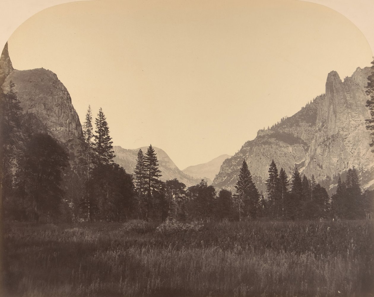 In de vallei, North Dome in het midden, Sentinel links, 1861 door Carleton Emmons Watkins