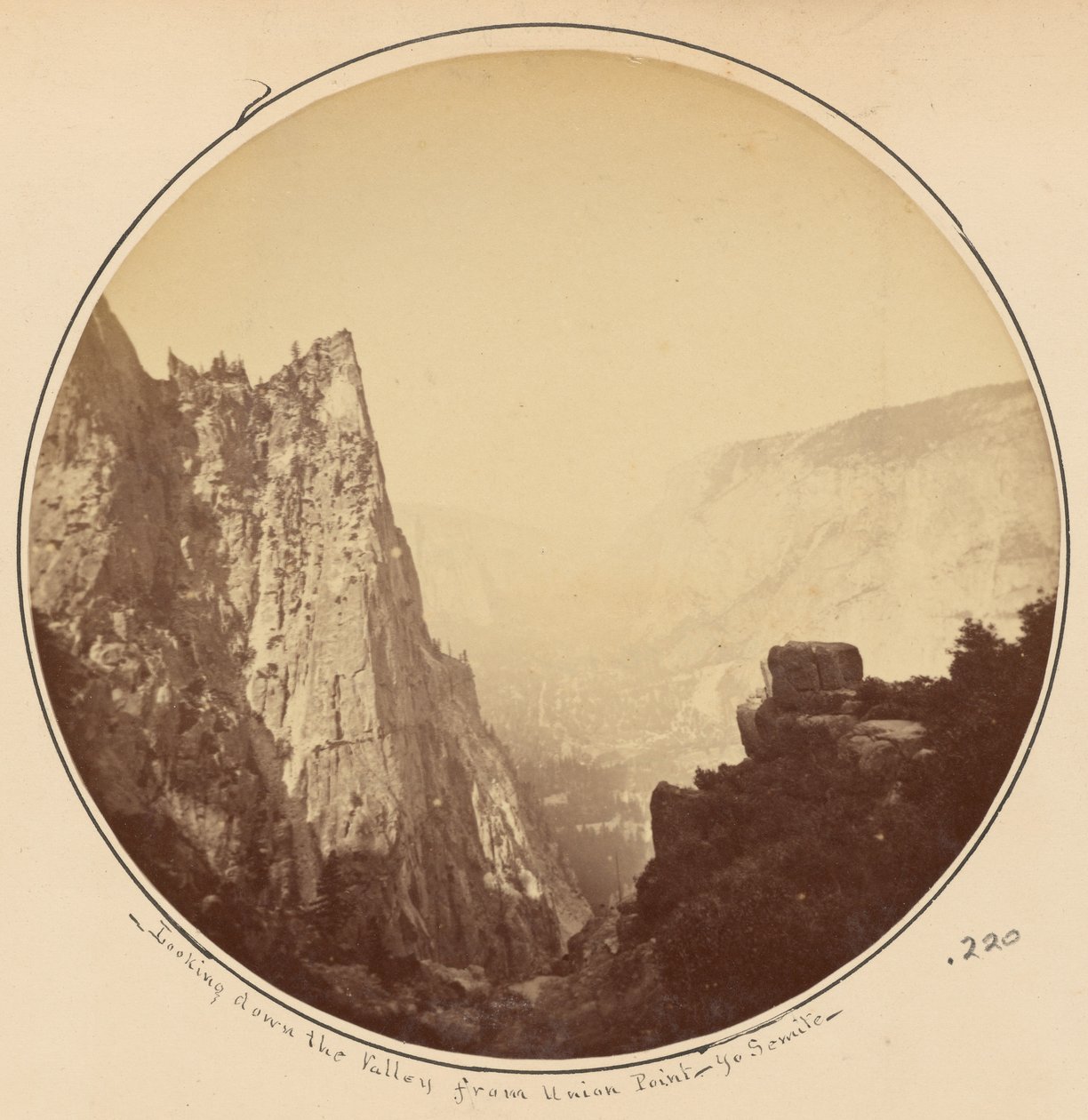Uitzicht stroomafwaarts door de vallei vanaf Union Point, Yosemite door Carleton Watkins
