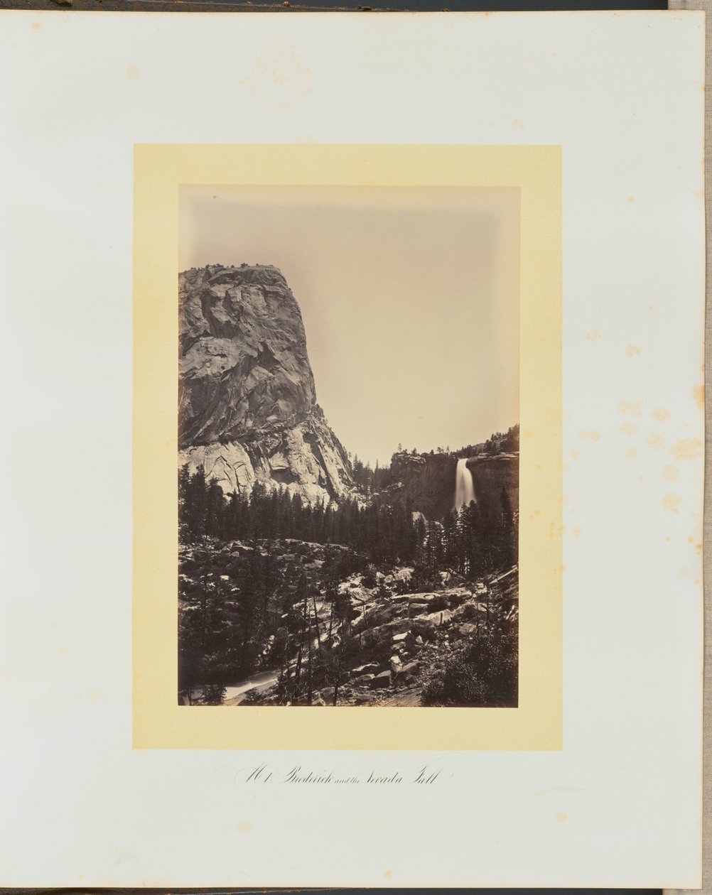 Mount Broderick en de Nevada-waterval door Carleton Watkins