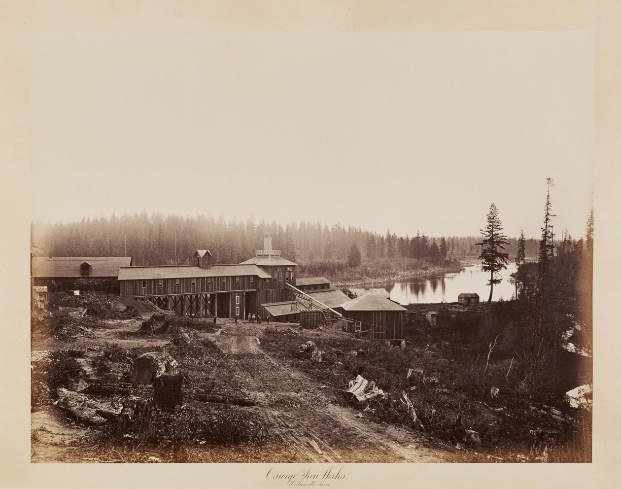 IJzerwerken van Oswego, Willamette River door Carleton Watkins