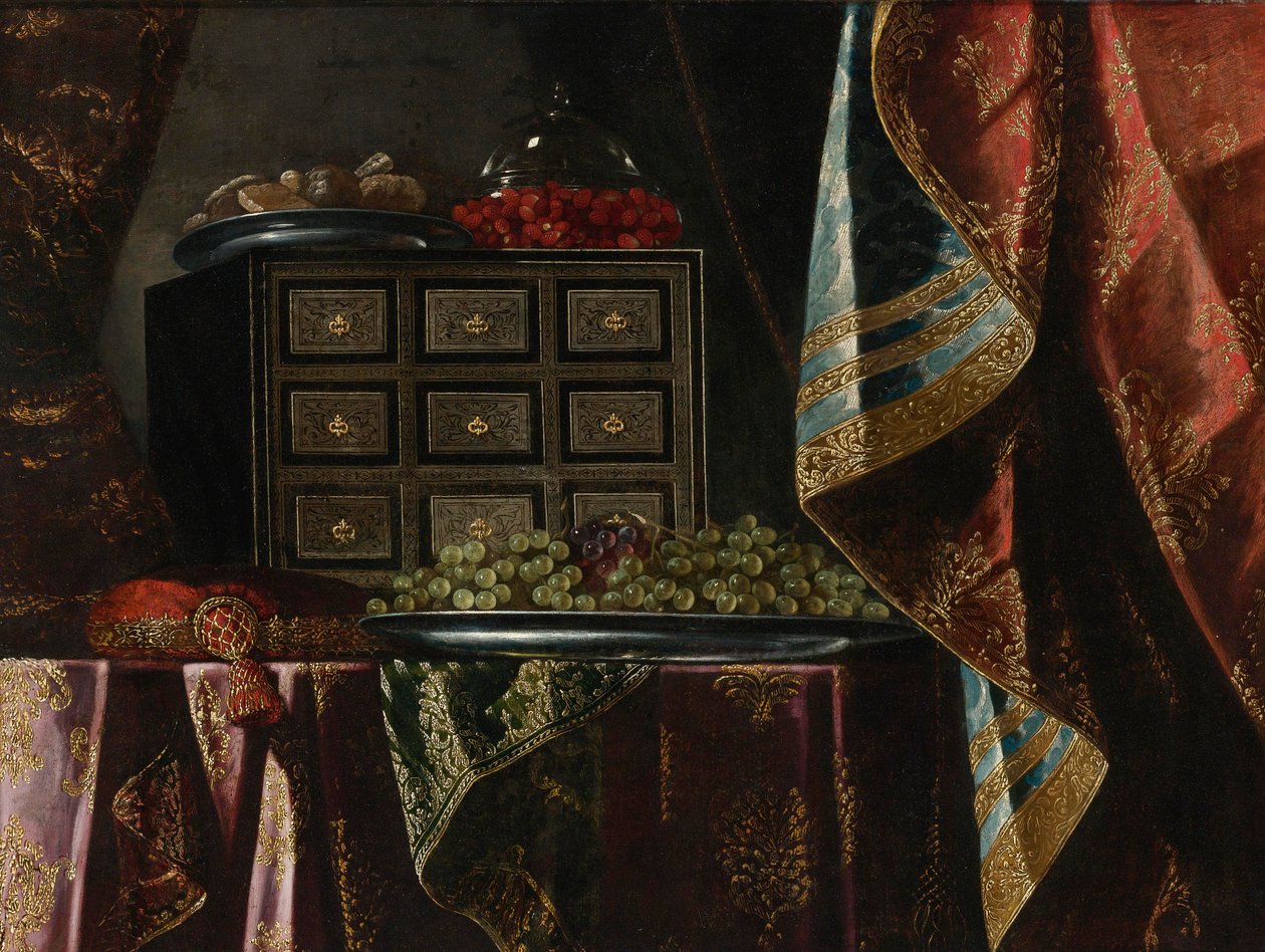 Stilleven van een kist, fruit en andere objecten op een met brokaat gedekte tafel door Carlo Manieri