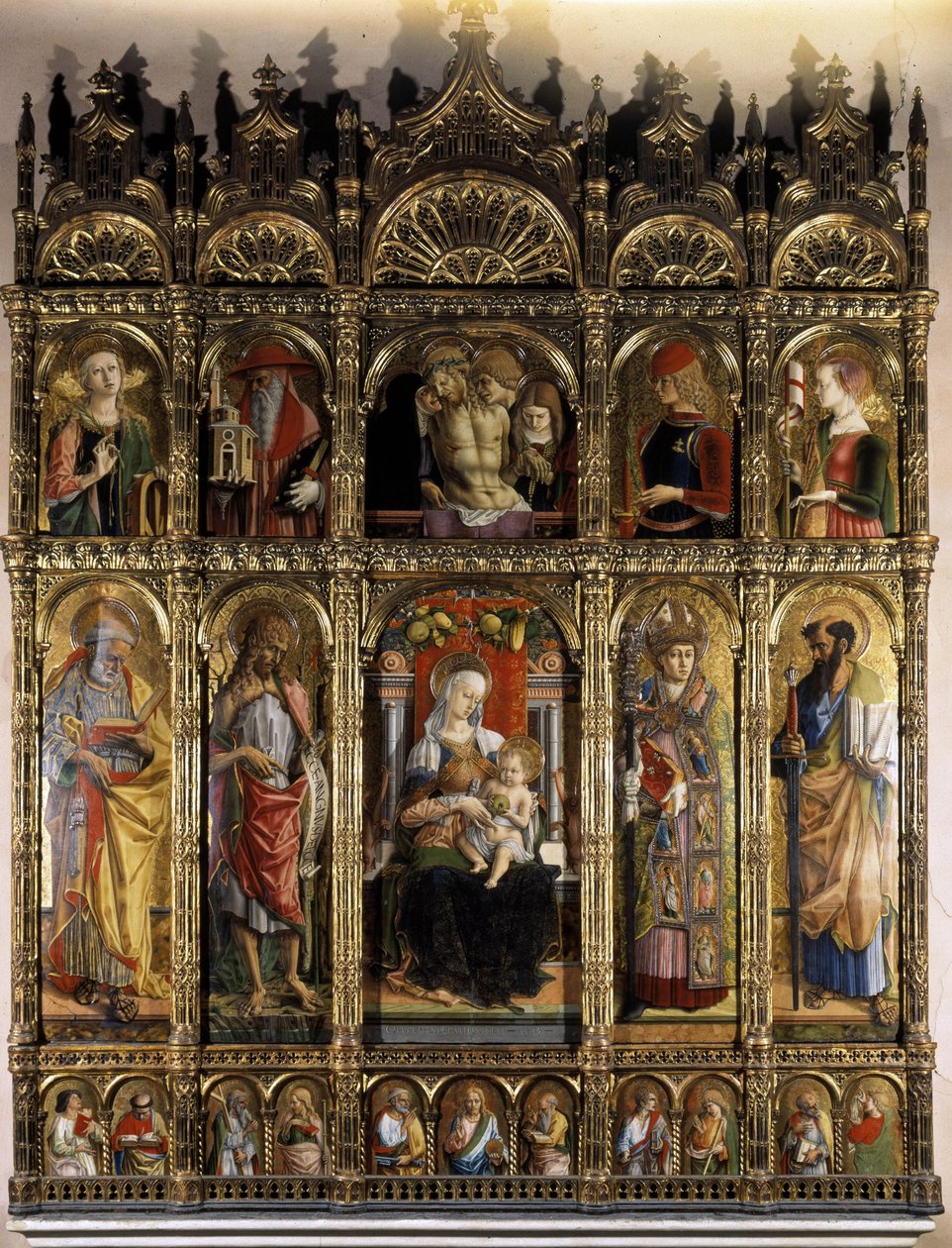 Polyptiek met een Pietà, en de onderste partij een Madonna met kind door Carlo Crivelli
