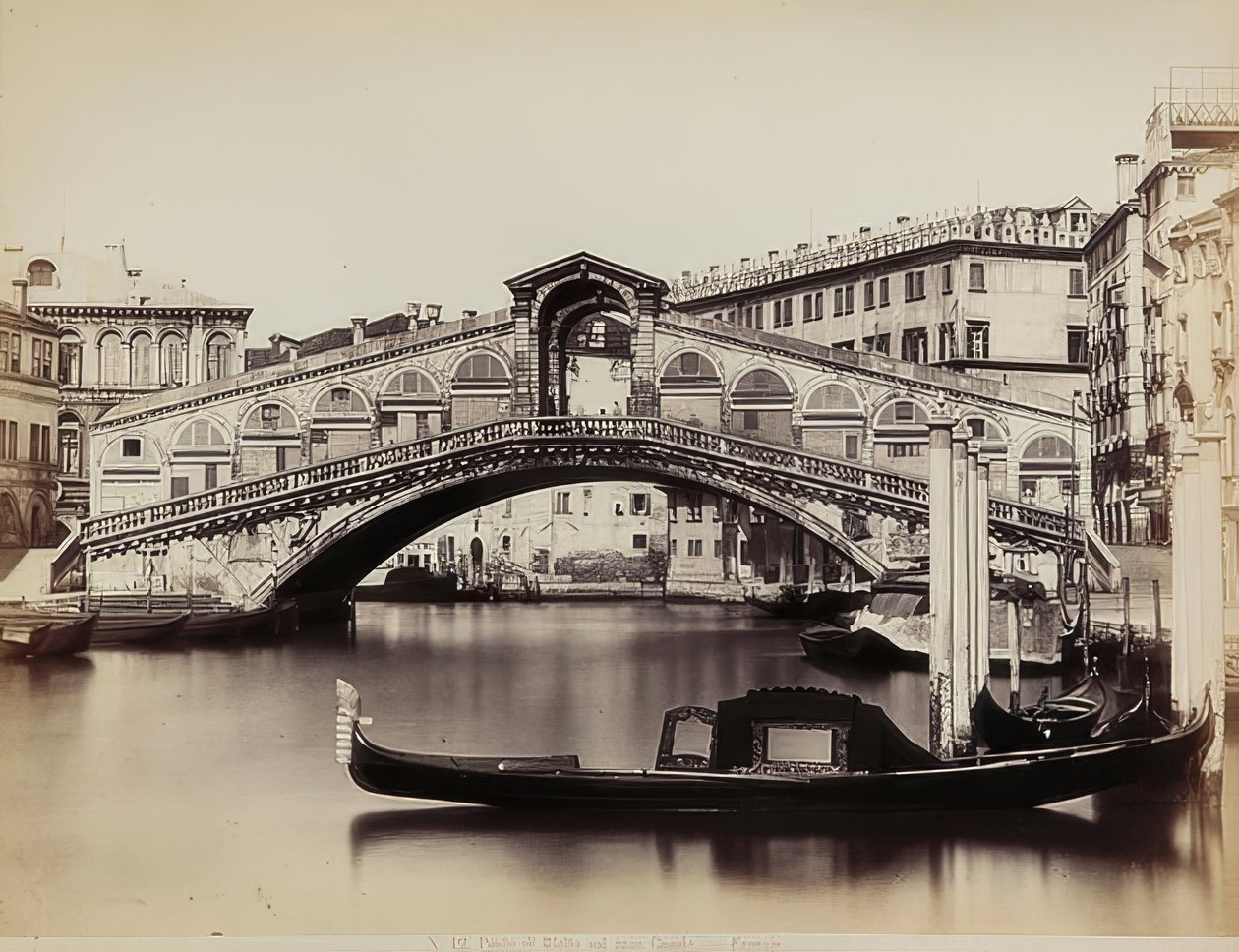 Uitzicht op het Canal Grande met de Ponte di Rialto in Venetië door Carlo Naya