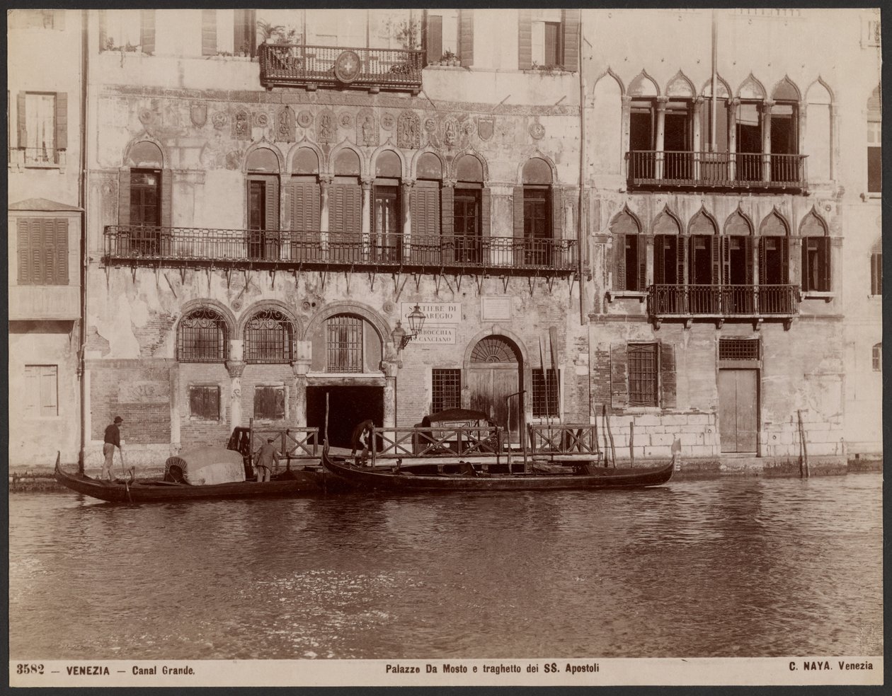 Paleis Da Mosto en de veerboot SS Apostoli door Carlo Naya