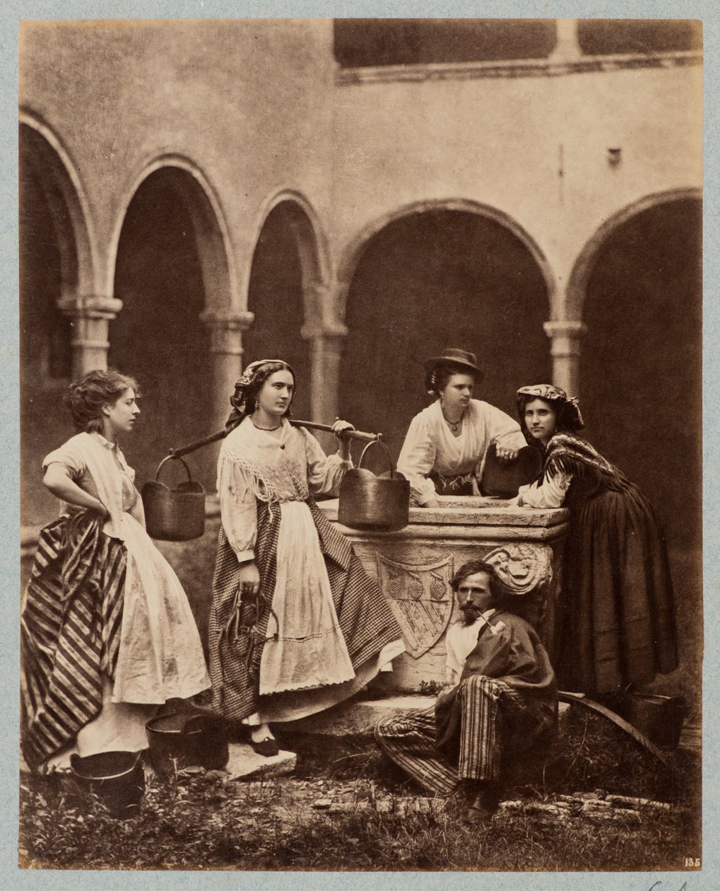 Figuren bij de put, kloosterhof van San Giobbe, Venetië (Donne al Pozzo, Chiostro di San Giobbe, Venetië) door Carlo Naya