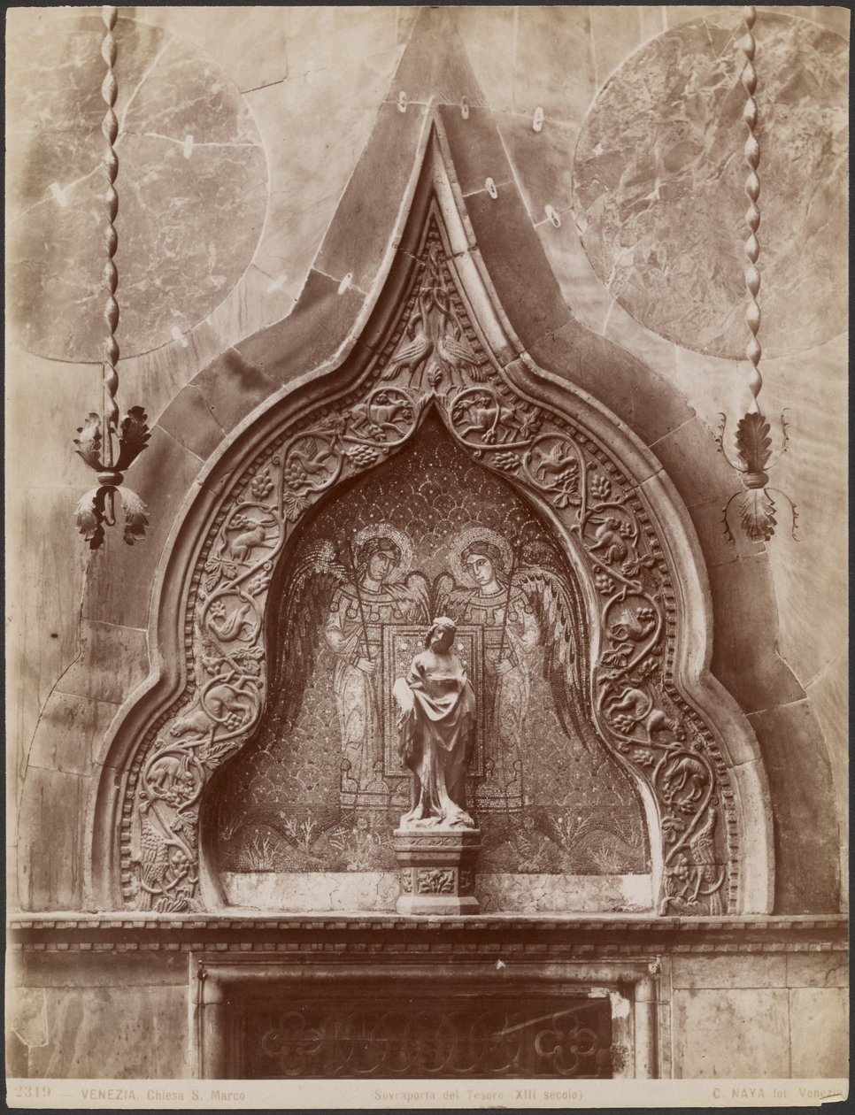 Kapel van Sint-Marcus - Boven de deur van de schatkamer door Carlo Naya