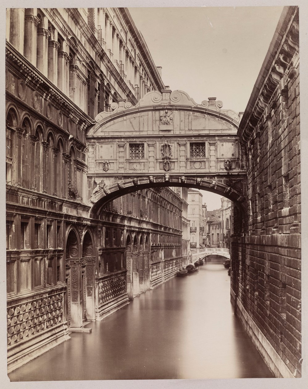 Venetië. Uitzicht op de Ponte dei Sospiri (Zuchtbrug) gezien vanaf de Ponte della Paglia door Carlo Naya