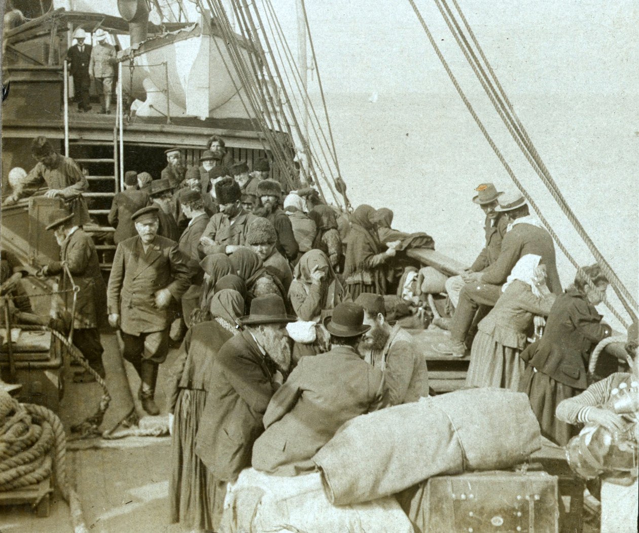 Russische pelgrims naar Jeruzalem aan boord van een schip in de haven van Beiroet door Carlton Harlow Graves