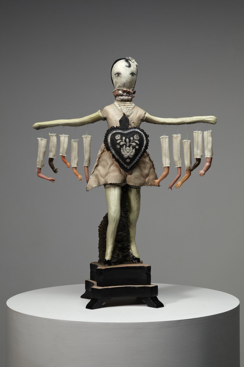 Black Heart, 2013 (hout, klei, stof, verf, poppenonderdelen) door Cathie Pilkington