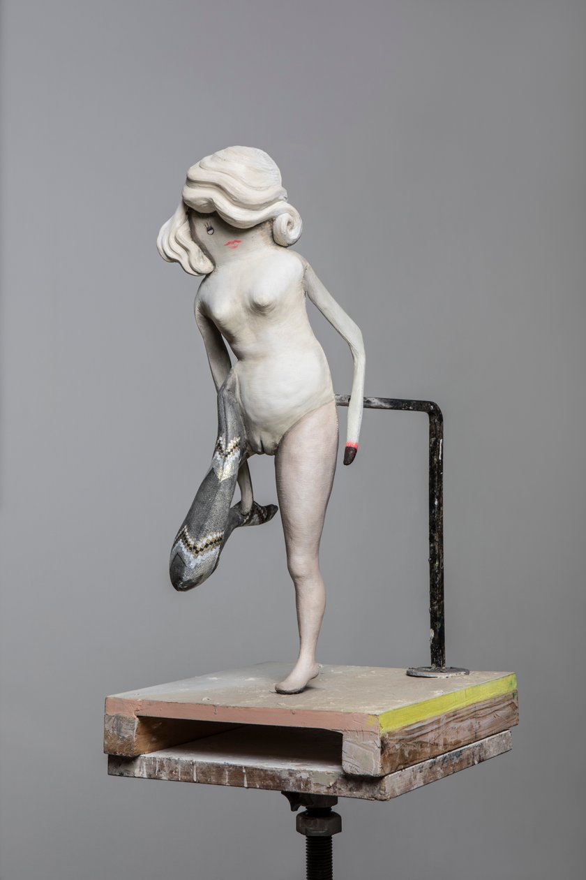Degas Doll 2, 2017 (beschilderd hars, staal, hout) door Cathie Pilkington