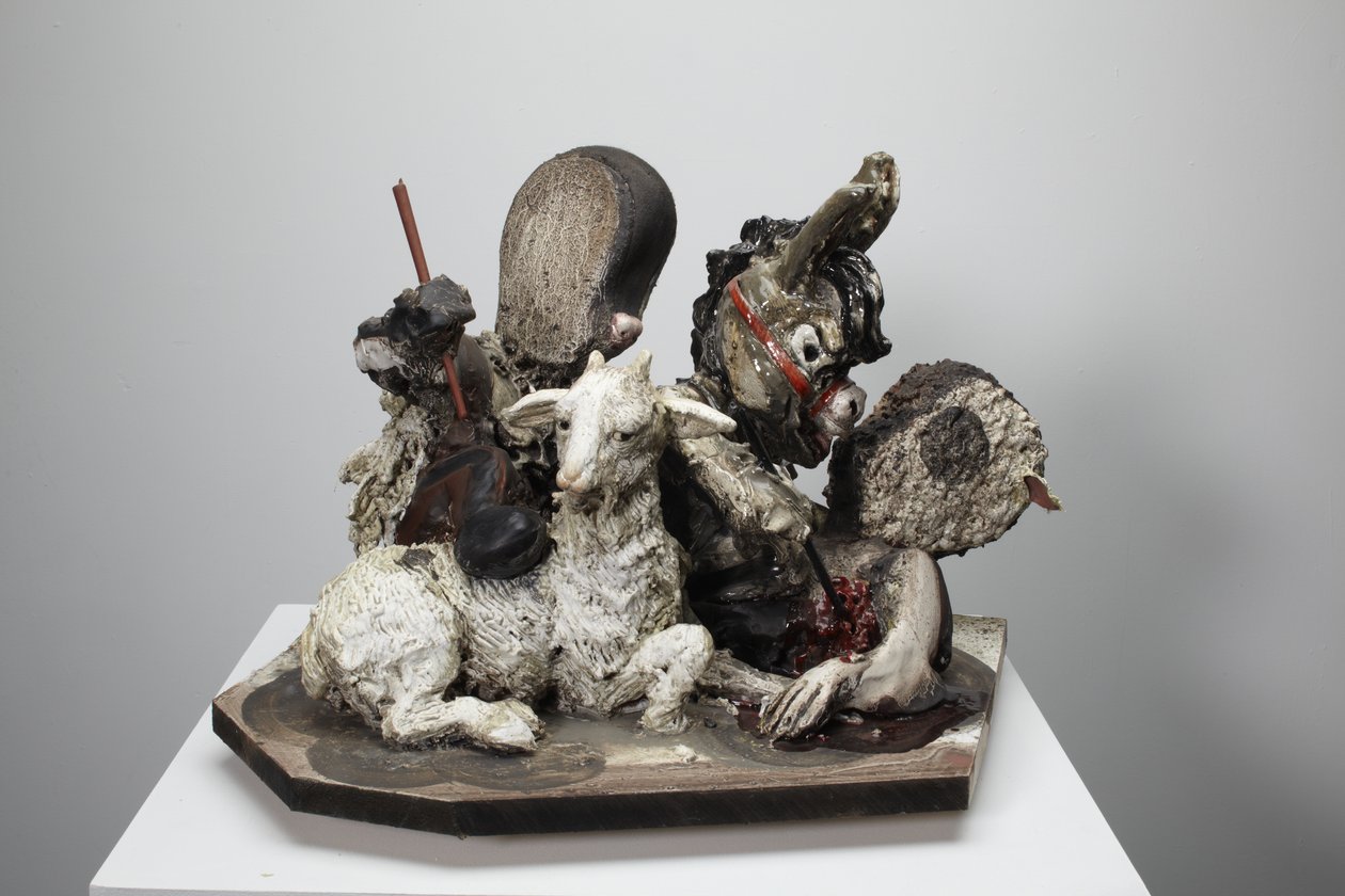 Hulp is onderweg, 2010 (hout, gips, klei, stof, verf) door Cathie Pilkington