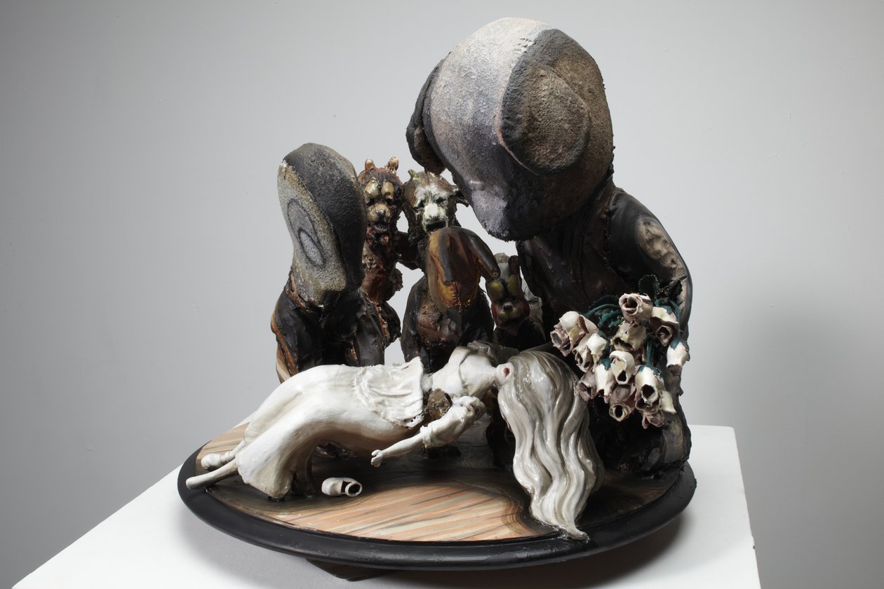 Sneeuwwitje, 2010 (hout, lino, gips, klei, stof, verf) door Cathie Pilkington