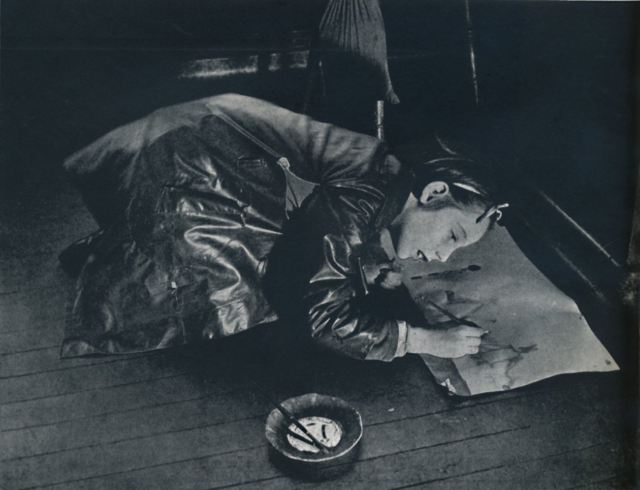 Een klein meisje dat achterblijft, stelt zich de tocht naar het platteland voor, 1941 door Cecil Beaton