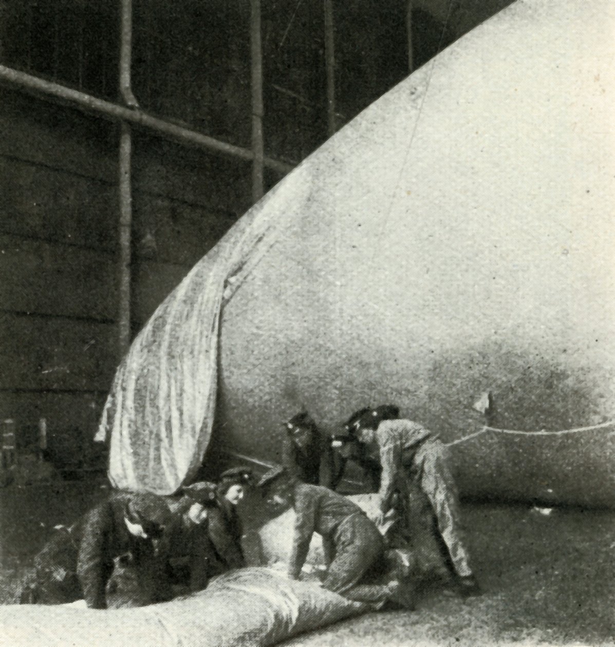 Reparatie van barrageballonnen, c1943 door Cecil Beaton